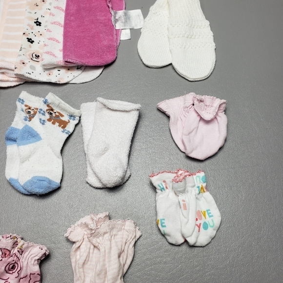 baby girls bundle of 20, wash cloths, socks and mittens - Picture 2 of 8